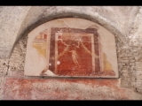 05482 ostia - regio iii - insula x - terme dei sette sapienti (iii,x,2) - raum 28 - bild einer frau mit girlanden - 09-2023.jpg